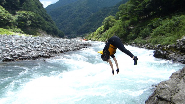 四国の徳島県と高知県をまたいで流れる、  吉野川ラフティング を提供するリオブラボー！  本当にリオブラボー！（川 最高！）なんです！